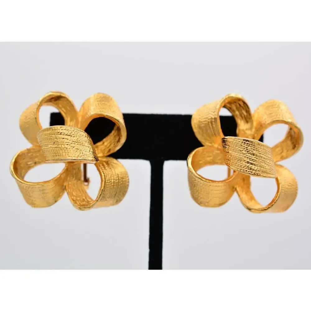 Made in USA Vintage Chunky Bow Clip Earrings Knot Textured Gold Signed 80s Bin1